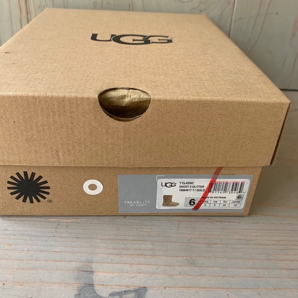 - - UGG CLASSIC SHORT TODDLER LITTLE  GLITTER GOLDEN SPARKLY BOOTS - Picture 2 of 10